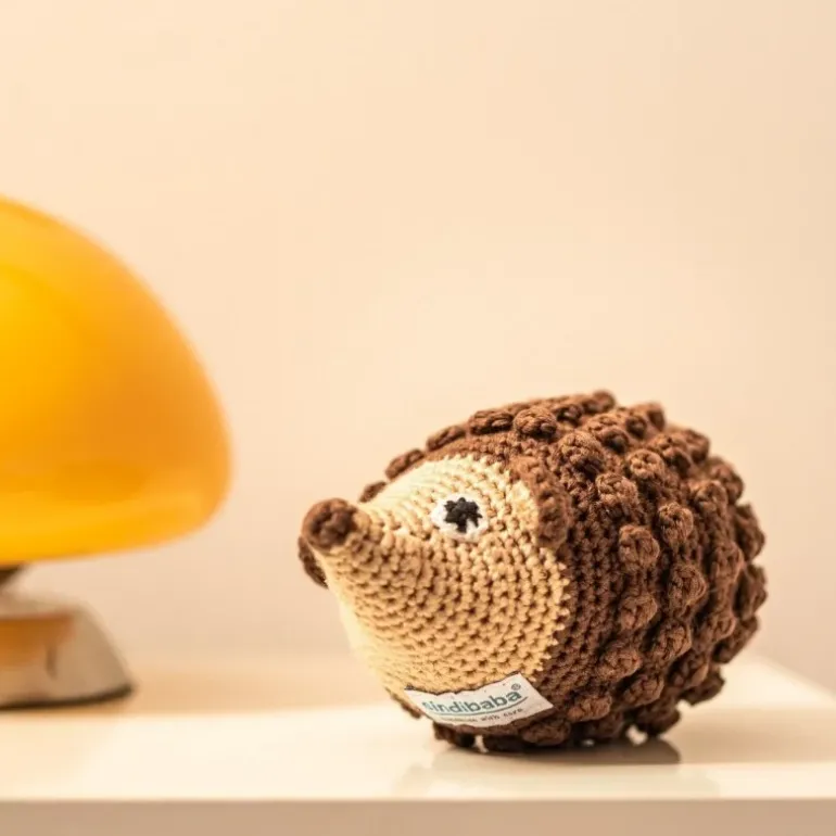 Doudou hérisson marron avec hochet