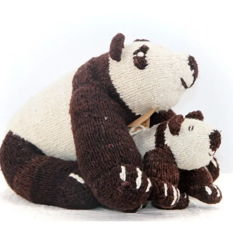 Peluche bébé panda laine fait main équitable
