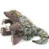 Peluche marionnette pangolin