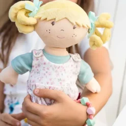 Poupée avec bracelet d'amitié Lucy